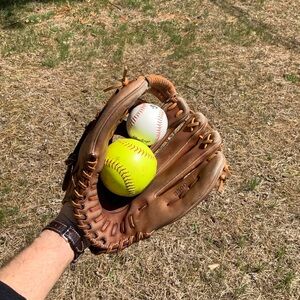 OL’ SCHOOL WILSON BASEBALL SOFTBALL GLOVE. R-throw.